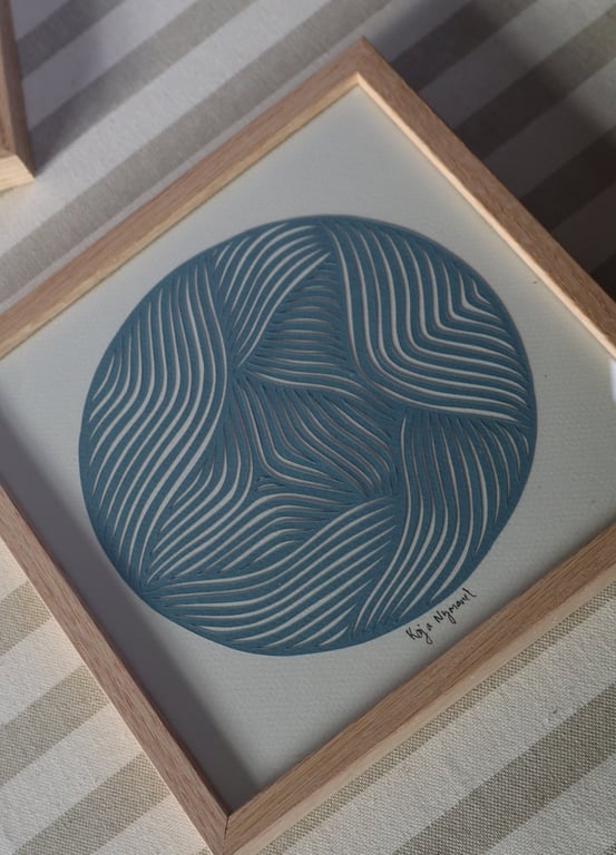 20x20cm papercut, støvet blå, indrammet (3)
