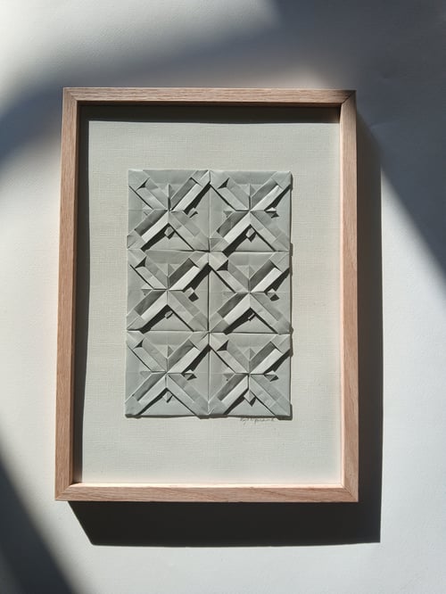 A4 foldet papirværk, lysegrå, indrammet