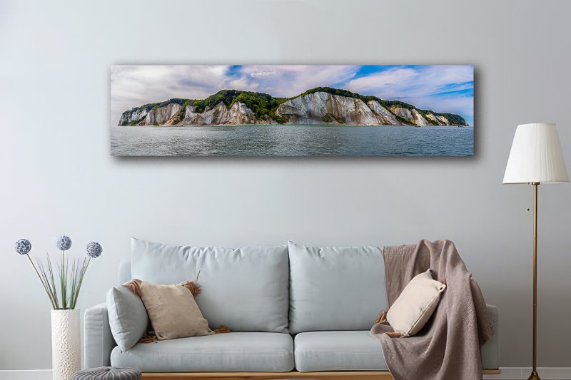 Møns klint i panorama set fra Østersøen en smuk sommer eftermiddag