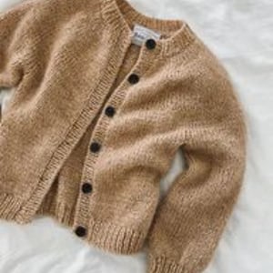Opskrift: Novice cardigan junior - chunky edition fra PetiteKnit – produktbillede