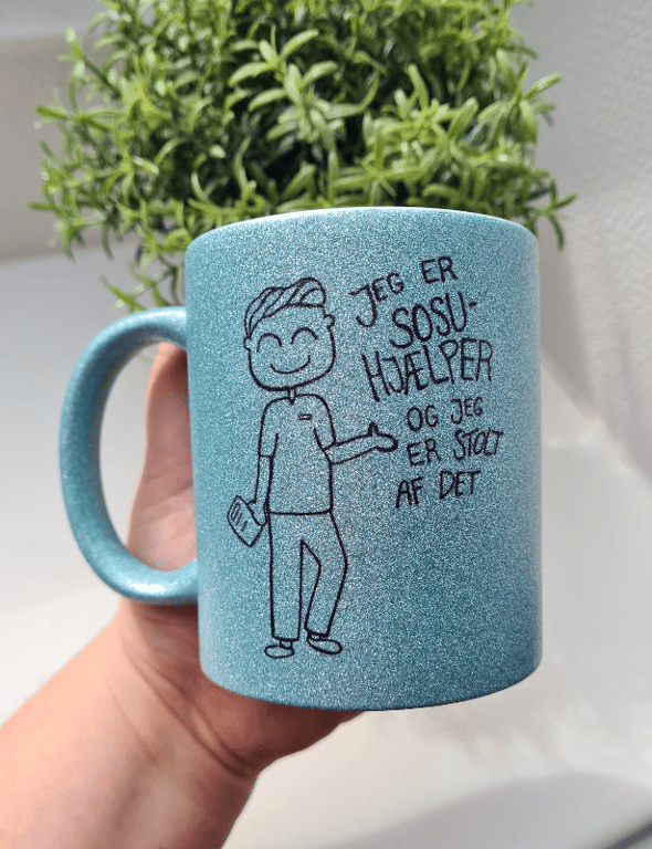 Krus: Jeg er SOSU-hjælper og jeg er stolt af det (kort hår) Lys Blå Glimmer