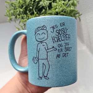 Krus: Jeg er SOSU-hjælper og jeg er stolt af det (kort hår) Lys Blå Glimmer – produktbillede