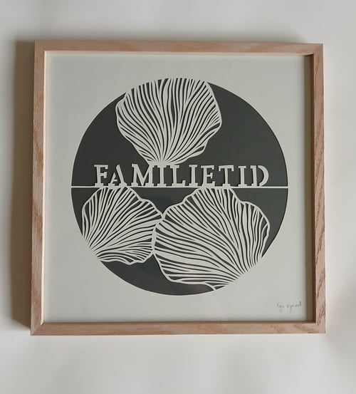 Familietid, 30x30cm, antracit, indrammet