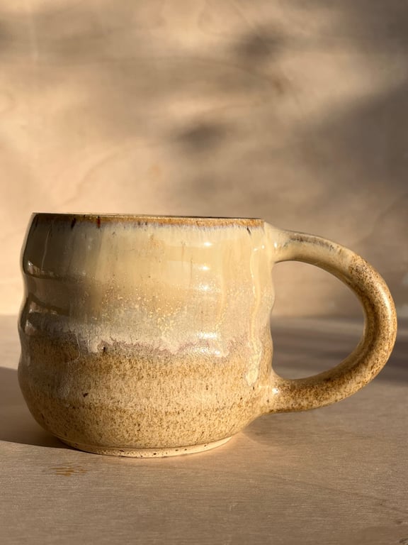 Sandfarvet bølget krus. 370 ml. H: 8 cm