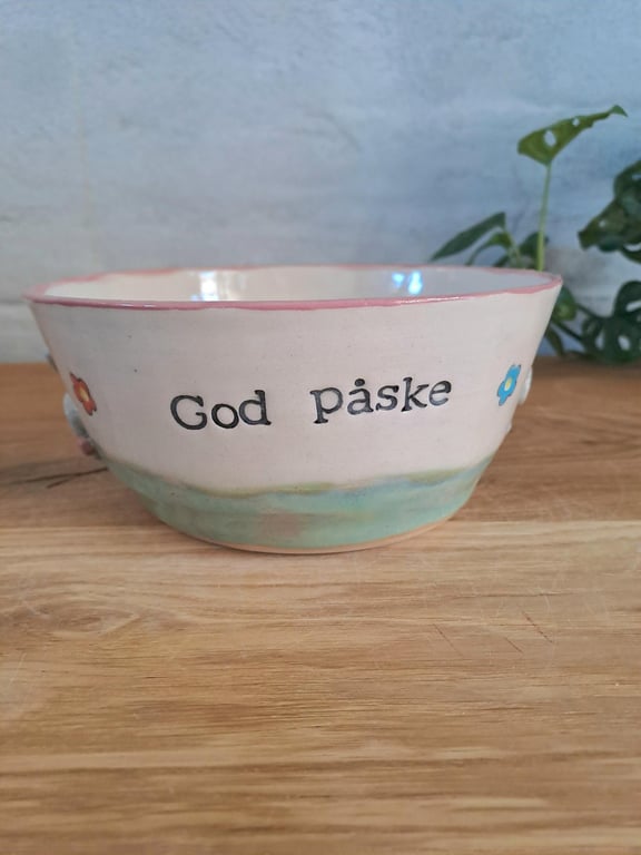 Påskeskålen er 8 cm høj og 17 cm i diameter