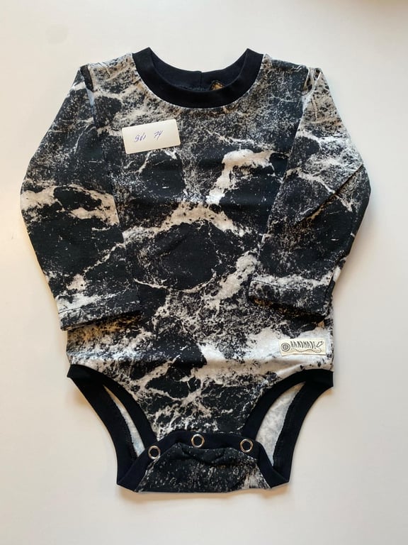 Body med lange ærmer. Størrelse 74