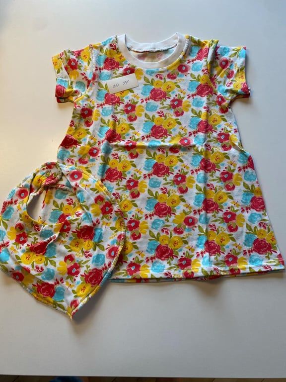 Kjole med korte ærmer og hagesmæk. Størrelse 74