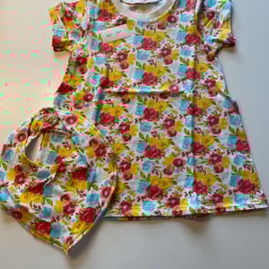 Kjole med korte ærmer og hagesmæk. Størrelse 74 – produktbillede