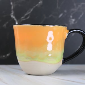 Krus - gul, orange og sort – produktbillede