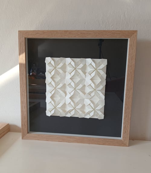 30x30cm foldet papirværk, sort, naturhvid, indrammet