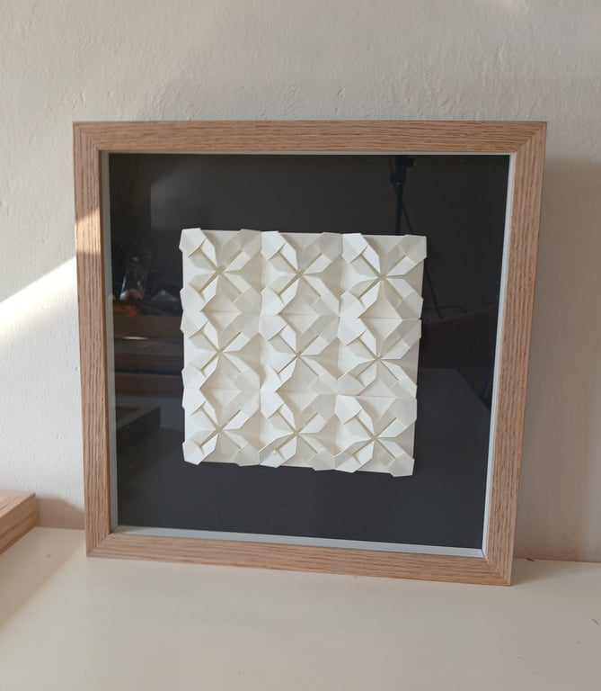 30x30cm foldet papirværk, sort, naturhvid, indrammet (2)