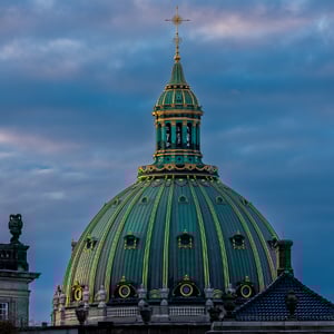 Kuplen på Marmorkirken i København en smuk dag  – produktbillede