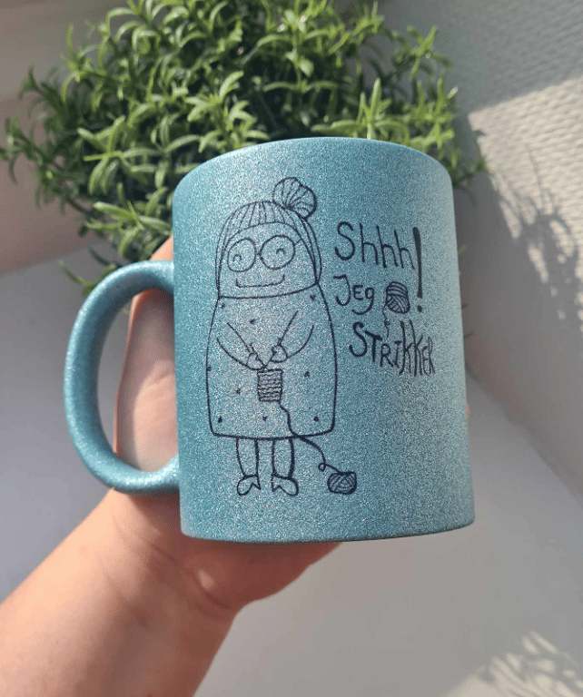 Krus: shhh jeg strikker Lys Blå Glimmer