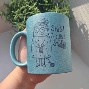 Krus: shhh jeg strikker Lys Blå Glimmer – produktbillede