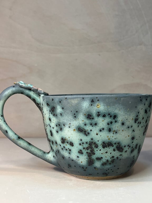 Kop med blomster på hanken. 390 ml. H: 7,5 cm billede 2