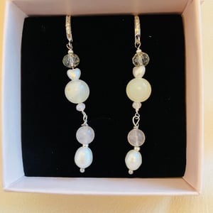 Regnbue Månesten og Rosakvarts  – produktbillede