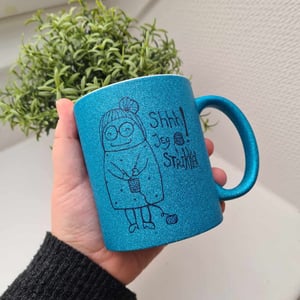 Krus: shhh jeg strikker Blå Glimmer – produktbillede