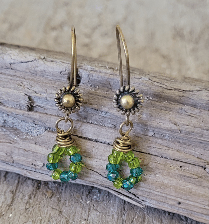 Ørekroge med glas perler.