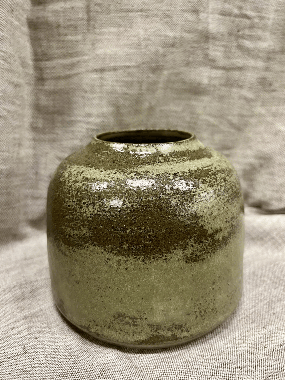 Vase i grøn glasur H 10 cm.