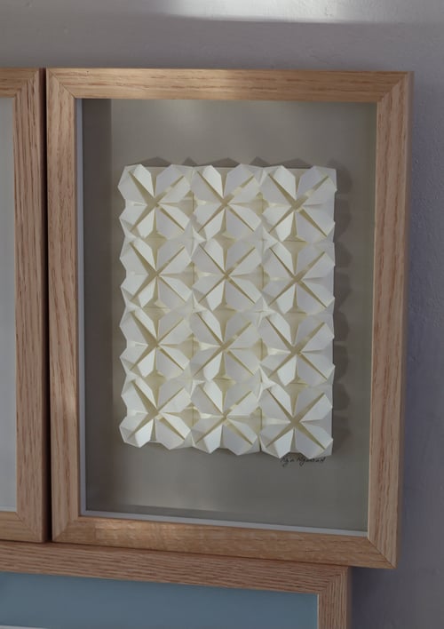 A4 foldet papirværk, beigegrå, naturhvid, indrammet