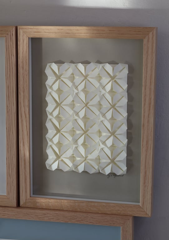 A4 foldet papirværk, beigegrå, naturhvid, indrammet billede 2