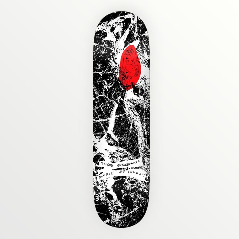 Sort og hvidt skateboard med marmormønster og et rødt, abstrakt ansigt øverst, samt teksten "THREE SKATEBOARDS MARIE DE COURCY" nederst.