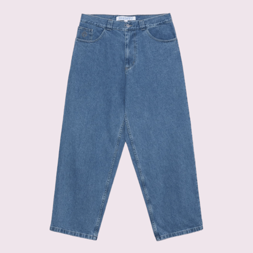 Blå denim jeans med brede ben og høj talje, lagt fladt mod en lys baggrund. (1)