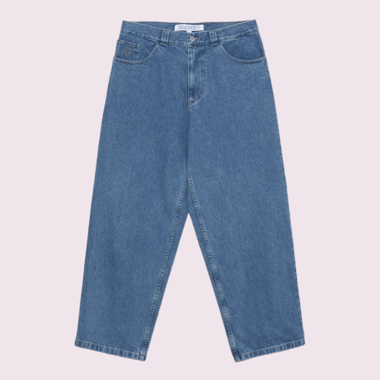 Blå denim jeans med brede ben og høj talje, lagt fladt mod en lys baggrund.