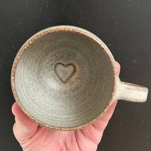 Kop m. hank &amp; hjerte (S) - grå – produktbillede