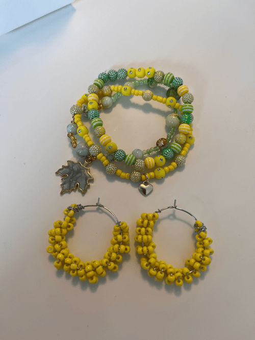 Gule perler snoet om creolen (4)