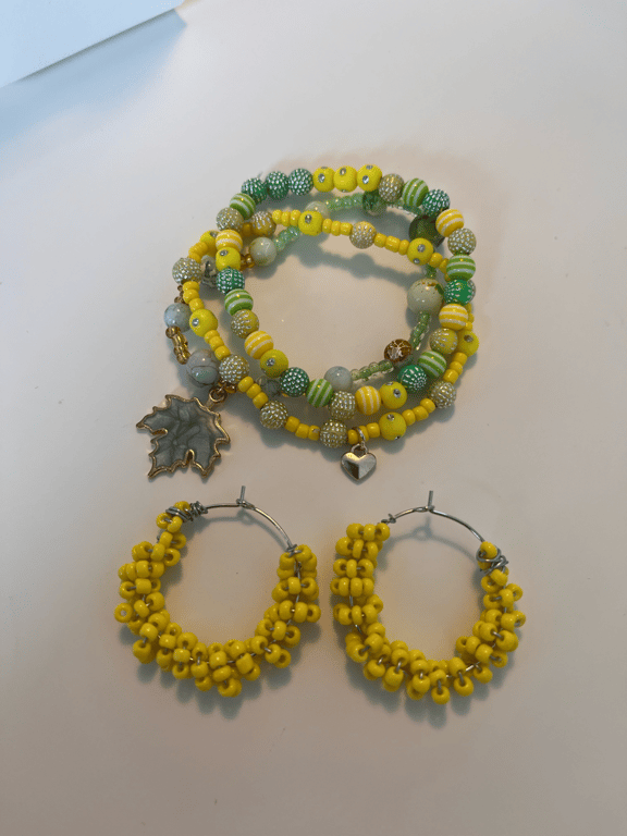 Gule perler snoet om creolen billede 3