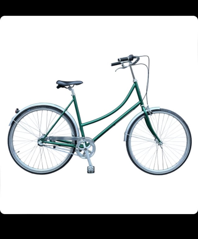 Grøn bycykel med lav indstigning, sort sadel og sølvfarvede skærme set fra siden på hvid baggrund.