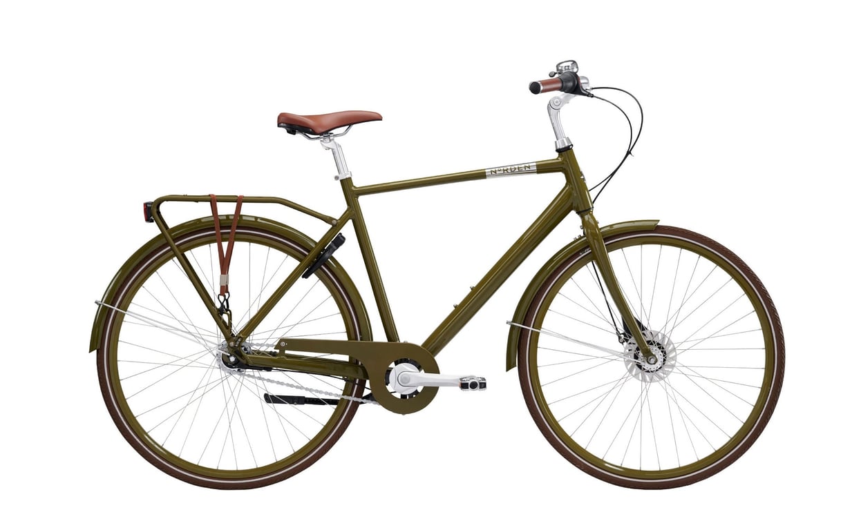 Cykel i olivengrøn med brun saddel og håndtag, med bagagebærer og skærme på hjulene.