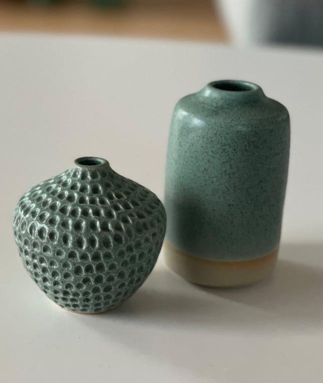 Lille vase med udskæring, matgrøn billede 2