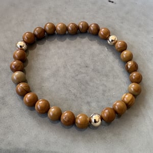 Gul træ jaspis armbånd 6mm – produktbillede