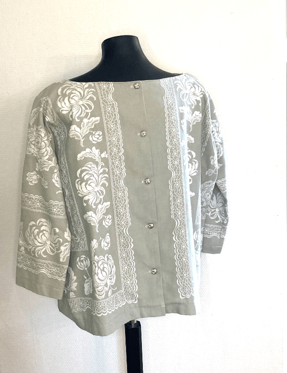 Anna-bluse med blomster og knapper billede 3