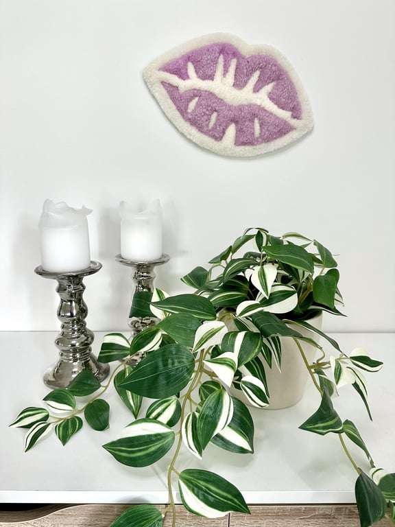 Tuftet læber i lys lilla og hvid som vægophæng – håndlavet i uld  billede 2