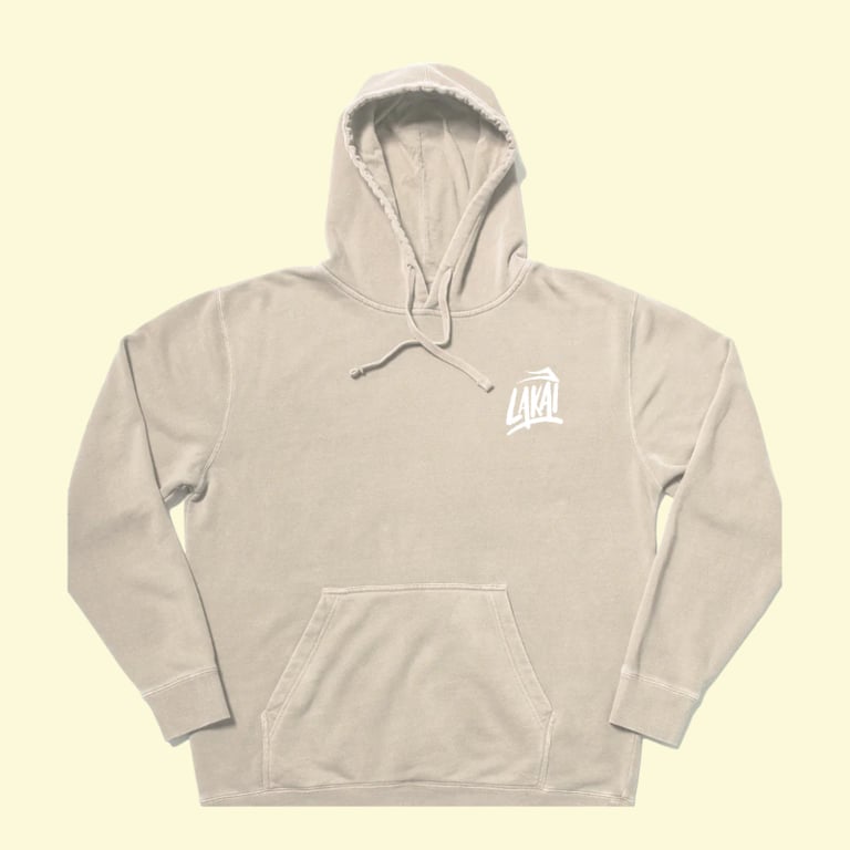 Beige hættetrøje med hvidt Lakai-logo på brystet og stor frontlomme.