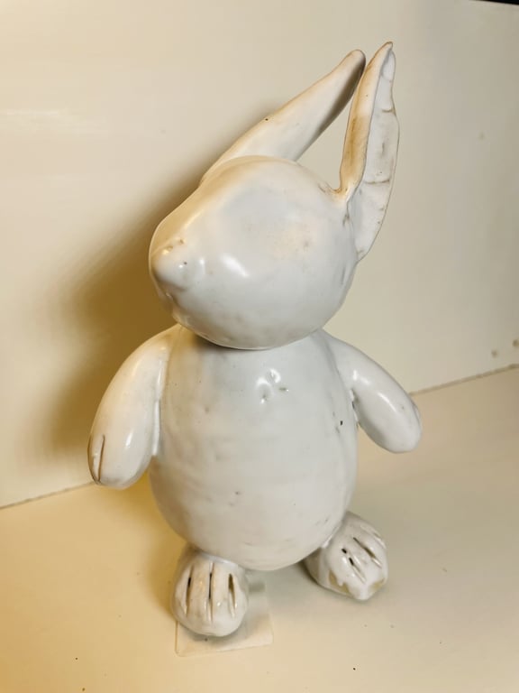 Hvid keramisk figur formet som en kanin med opretstående ører.