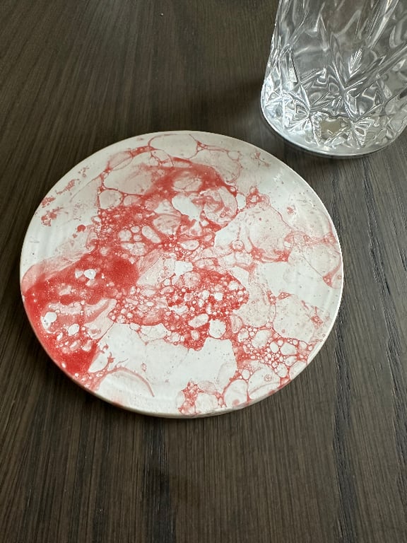 Kop med hank, hvid/rød og bordskåner billede 3