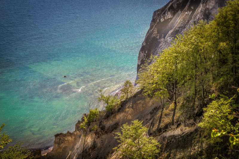 Dette smukke view af Møns klint med de spændende farver i vandet 