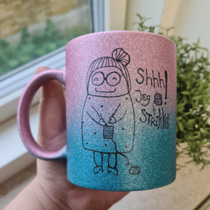 Krus: shhh jeg strikker Blå/Pink Glimmer – produktbillede