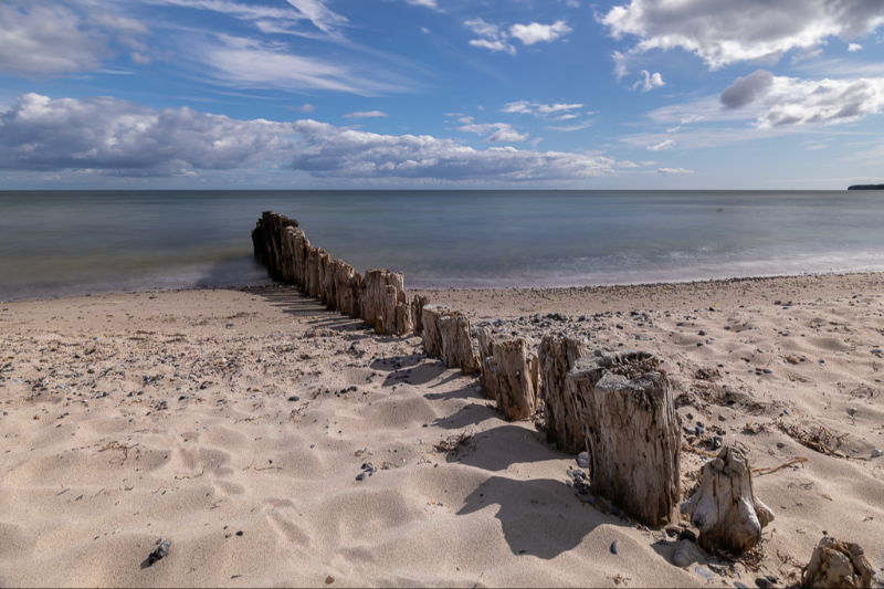 Pælerække på Ulvshale strand på Møn en smuk sommerdag_2