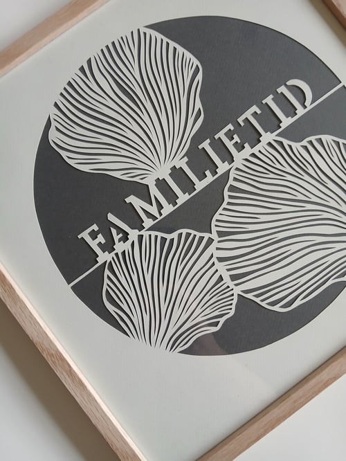 Familietid, 30x30cm, antracit, indrammet