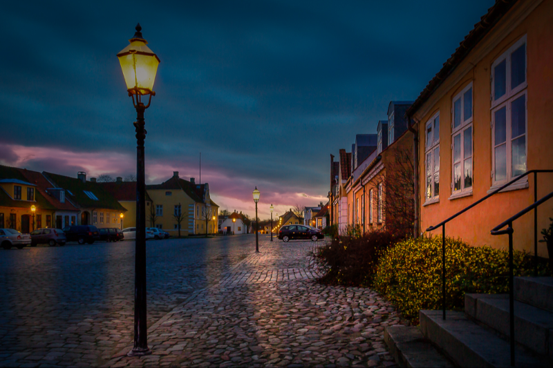 Den blå time på det gamle torv i Præstø en smuk vinteraften