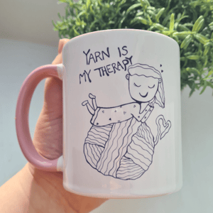 Krus: yarn is my therapy Rosa – produktbillede