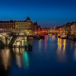 Nyhavn i København set fra Inderhavnsbroen på den smukke lysfestival – produktbillede