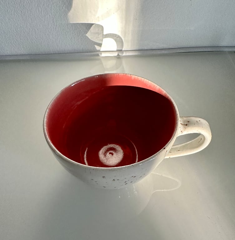 Oval kop i koralrød og råhvid med prikker billede 4