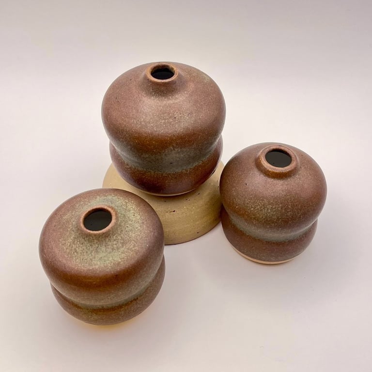 Hånddrejet mini-vase i stentøj  billede 3