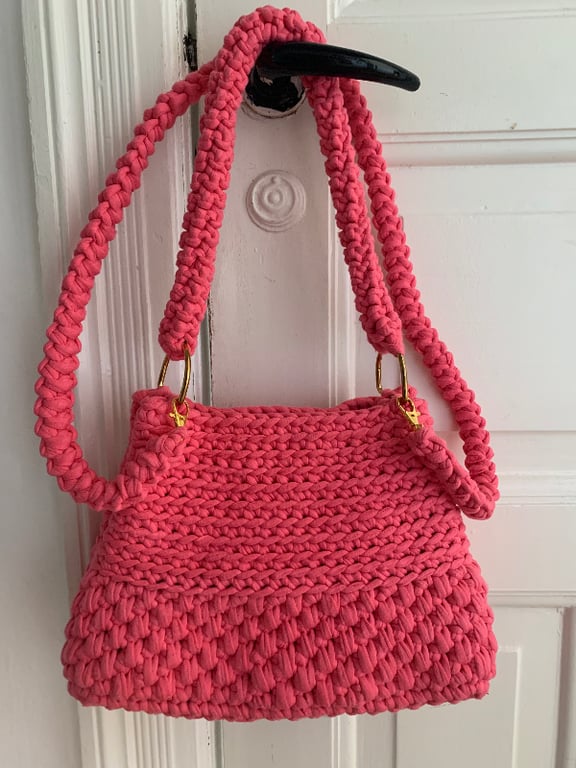 PINK hæklet taske i model IRIS med 2 remme.